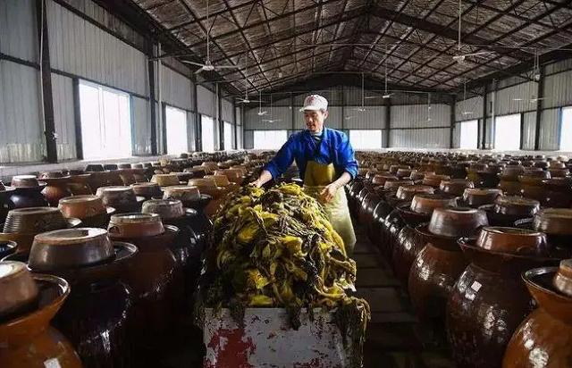 因一包酸菜，导致康师傅、统一流失数亿市值，严钦武到底什么来头
