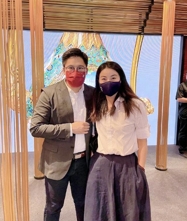 霍启刚全家外出就餐，大女儿高清正脸首次曝光，灵动可爱像郭晶晶