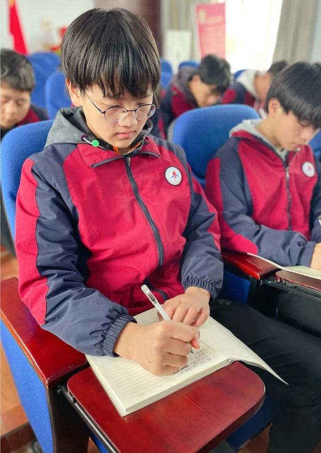 厉兵秣马，决胜百日——华凤学校举行中考百日誓师大会