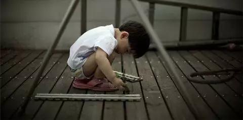 长大后自卑的孩子，大多出自这4种家庭，家长别不当回事