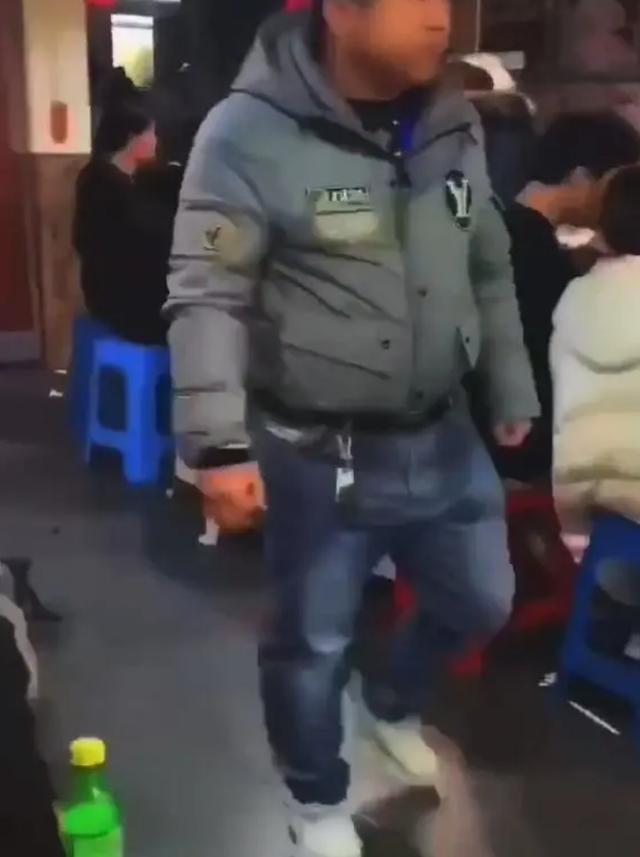 大哥为炫耀奔驰车钥匙，故意将棉服塞进裤子，网友：穷人思维