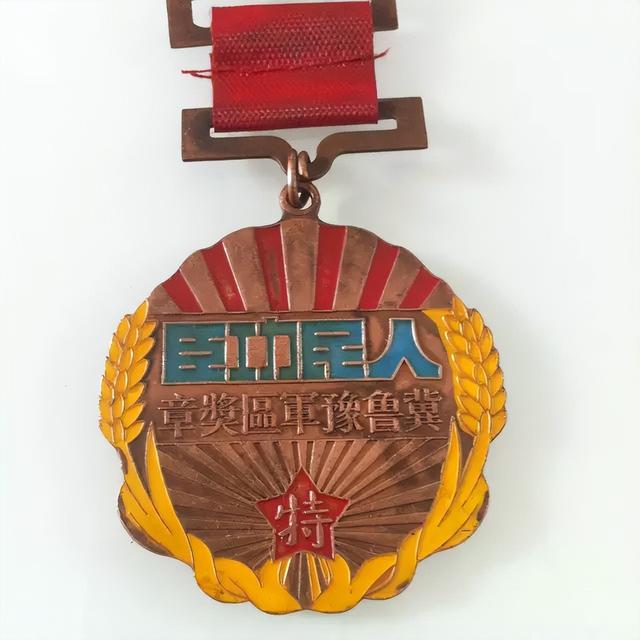 唯一获得9次特等功的英雄，竟能活着走上英雄代表大会，他是谁？