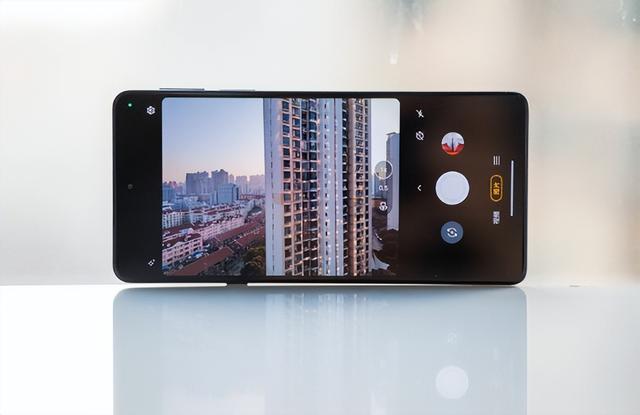 摩托罗拉edge X30：三主摄旗舰手机+骁龙8Gen1处理器，直降600元