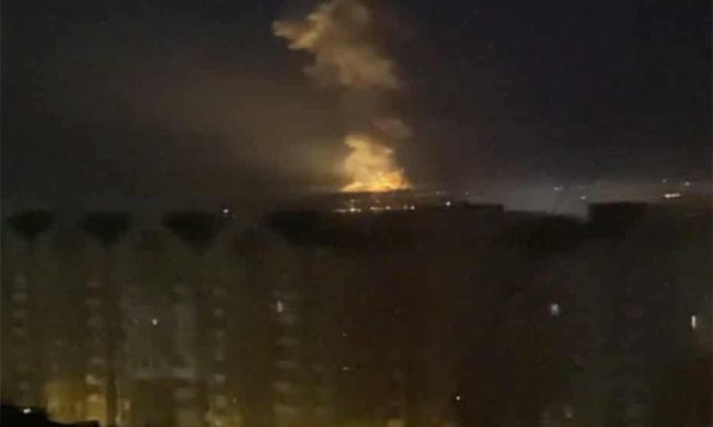 泽连斯基拒绝逃亡，向俄发射弹道导弹！命中目标，现场火光冲天