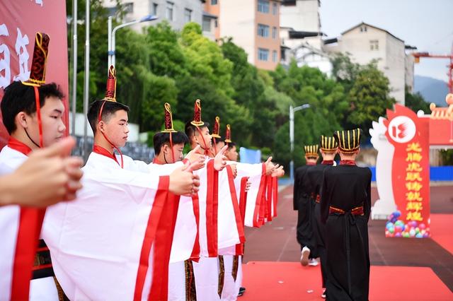 看！这是余庆中学的成人礼！！！