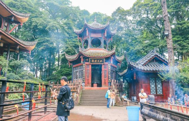 很多寺廟進門就給三支香，應該怎麽點？老和尚道出其中含義