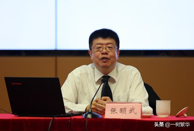 北大中文系教授上热搜，写116字微博有12处语病，教授：很努力了