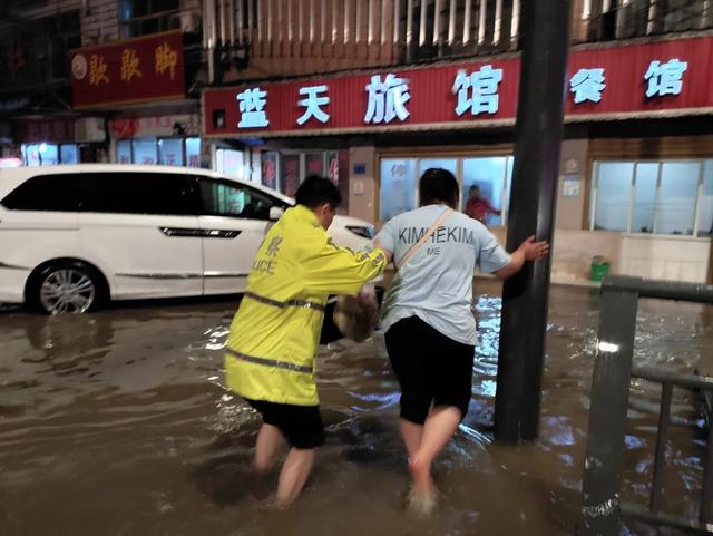 一场暴雨侵袭当阳，他们在暴雨中各种背、各种推、各种抬、各种扶、各种守……