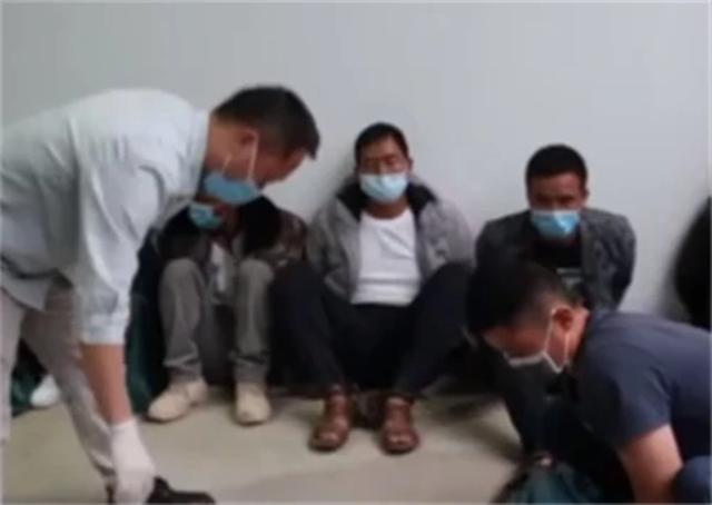 云南一男子坐牢15年，出狱后回村建大别墅成首富，民警感觉异常
