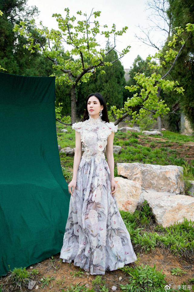 母女隔空互动！55岁李若彤直播间连线母亲，被指继承对方美貌