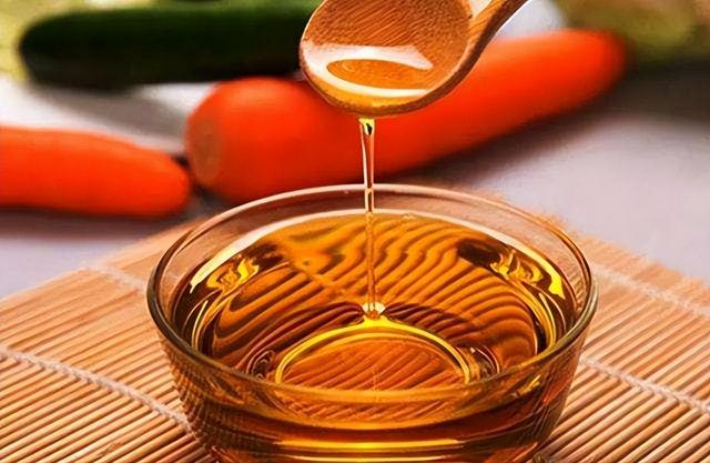 什么油“最”不健康呢，是大豆油吗？提醒：这2种油尽量要少吃