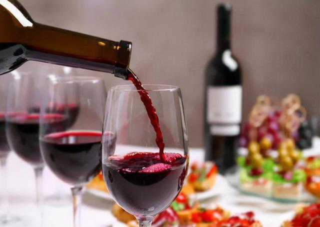 王先生坚持每天喝红酒“软化血管”，半年后他怎么样了？
