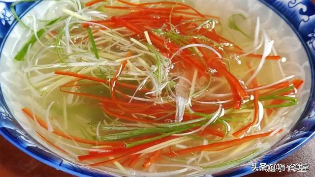 清蒸鲈鱼，别用盐和料酒腌制，教你几个窍门，鱼肉鲜嫩，不腥不柴