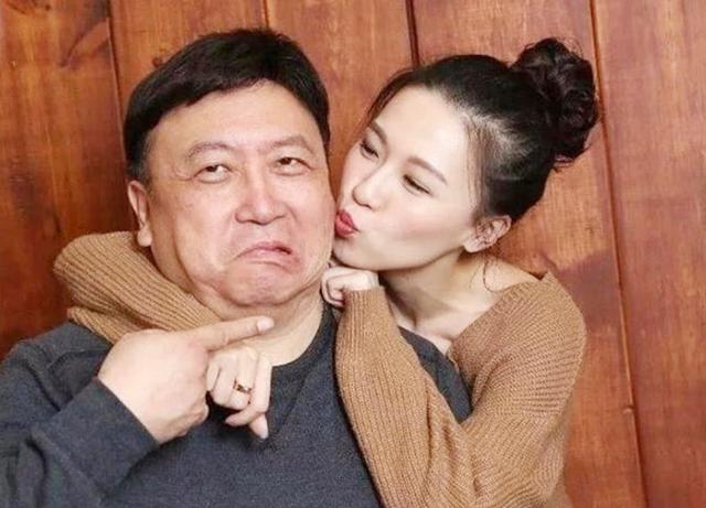 导演王晶过67岁生日，一家人开心拍全家福，小女儿王子涵美貌出众