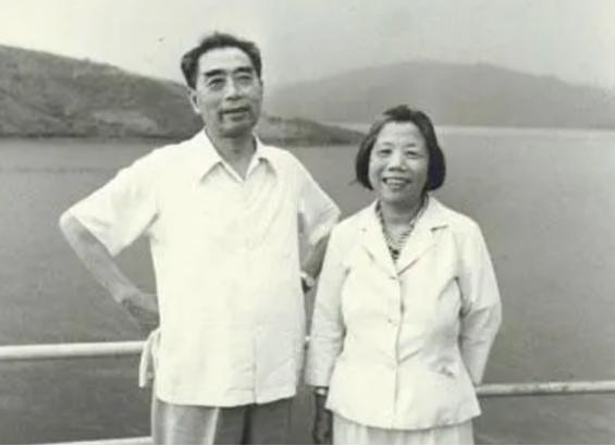 清理周恩来遗物时，办公桌里发现毛主席手书，打开后：众人皆感动