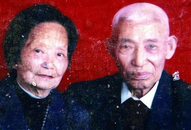 八旬抗战老兵再婚，新婚夜才发现，新娘竟是失散60多年的结发妻子
