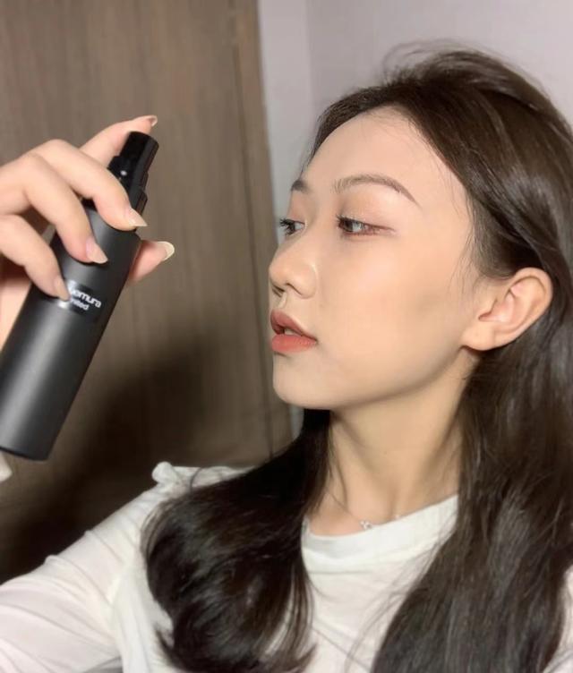女人过了40岁，化妆要多注意唇妆和底妆，美的会更自然显年轻