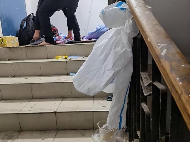 上海17名“防疫保安”的遭遇：应聘被骗，队长失联，在桥下和楼道过夜