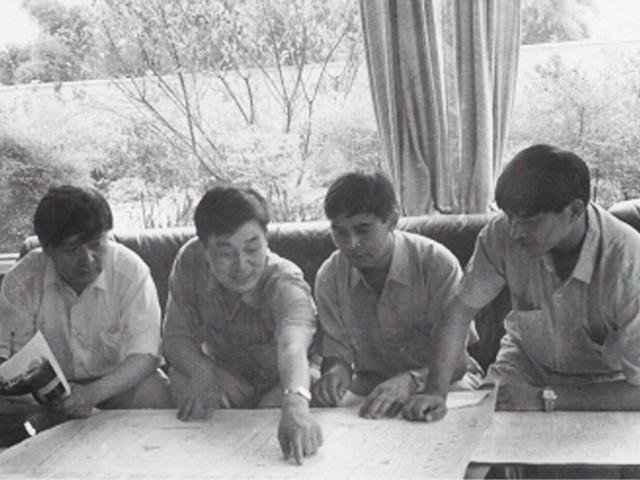 中国造车四十年，为啥只有李书福拿下了奔驰和沃尔沃？