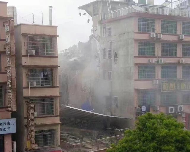 长沙一自建房垮塌，现场灰尘弥漫，有人被困，自建房真的安全吗