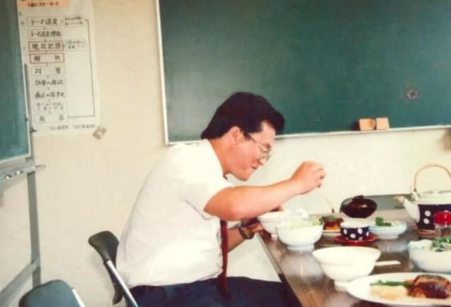 逆袭为百亿富豪的秦荣华，从日本买10000根木头：这本就是中国的