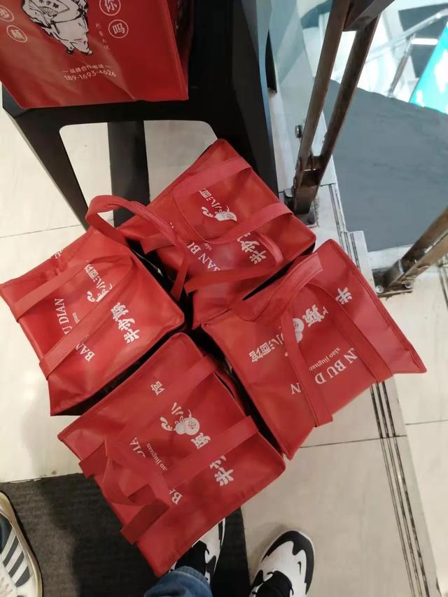 配送小哥太难抢！封控小区买菜买药，特殊时刻靠“智勇双全”