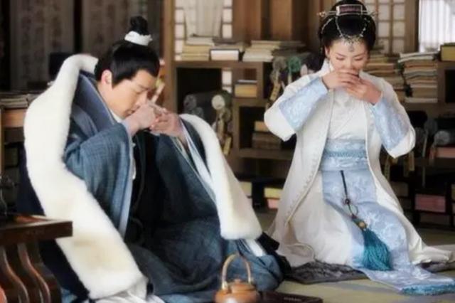 国内孩子的腿，为啥没国外孩子腿直？父母这种错误抱娃姿势是关键