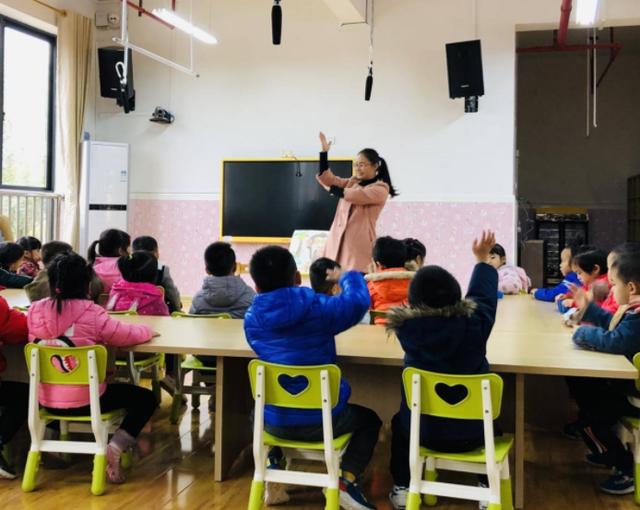 你还在拼三胎吗？多地幼儿园“一孩难求”，背后的原因很现实