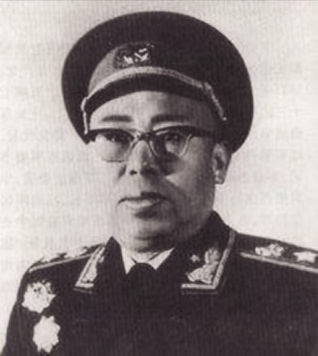 38年毛主席偶遇王新兰，开玩笑说：当心你的肖华被别的姑娘抢走了