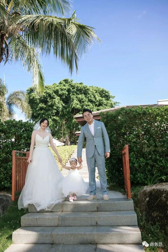 結婚四周年，我們帶女兒穿越回婚禮那一天…