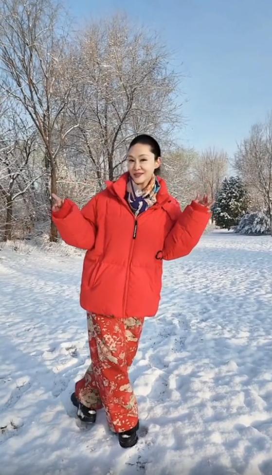 57岁于文华雪里又唱又跳，歌声甜美似少女，红棉袄花裤子超可爱