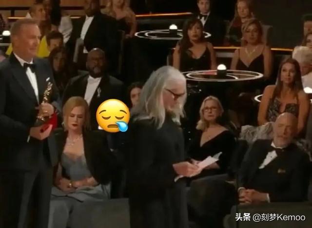 奥斯卡影帝现场打人！这一巴掌把今年奥斯卡打活了