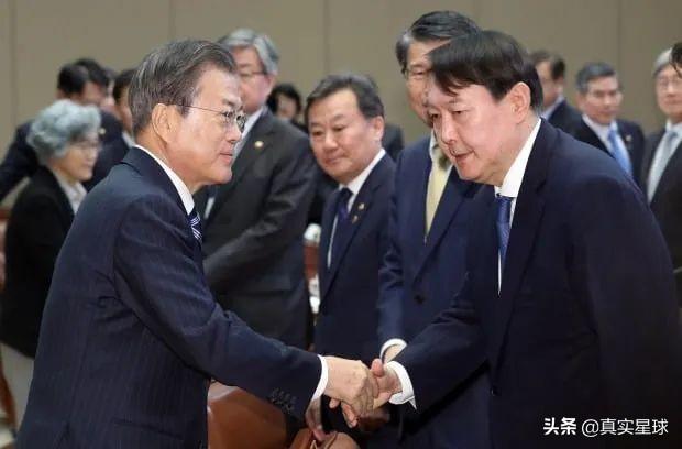 韩网震怒！两年拿四十万和十年领五千万，尹锡悦福利政策引爆舆论