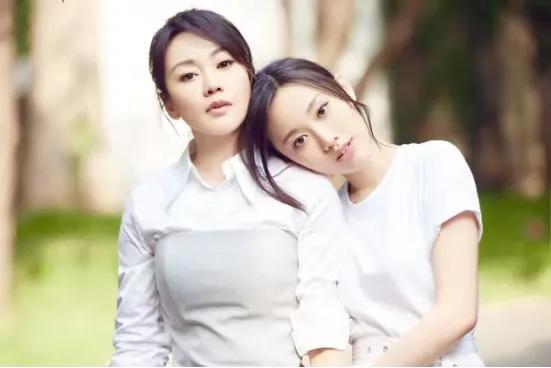 闫妮携女儿同框拍杂志秀美腿