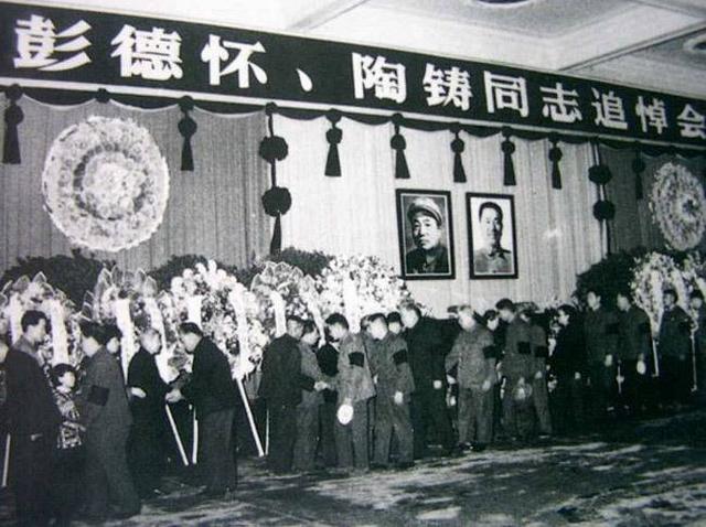 1974年，彭德怀流泪对彭钢说：我想葬在你父亲身边，又怕玷污他们