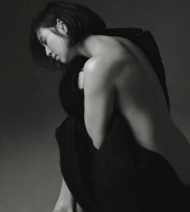 著名女演员刘品言拍摄性感照片！只穿一条毯子，背部肌肉太紧绷。
