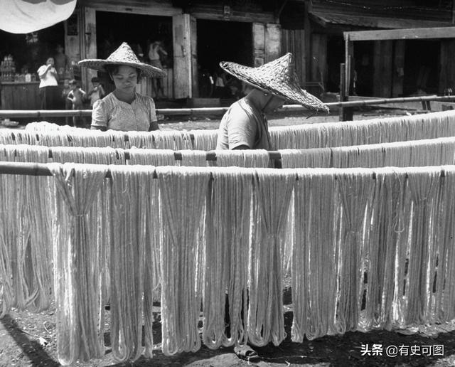 1946年的紫禁城外停滿了汽車，太和殿上放著袁世凱的西洋寶座
