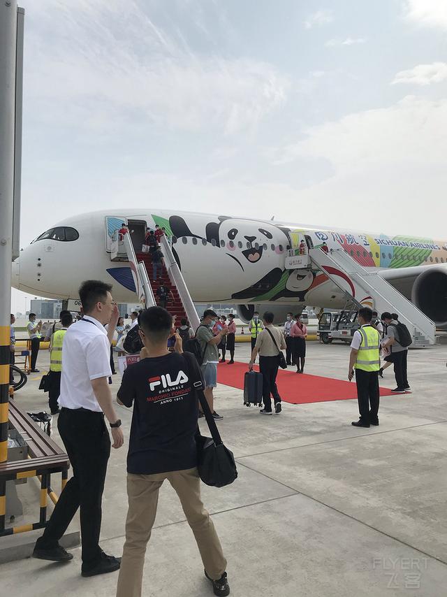 驚喜滿滿！王牌A359墨鏡俠執飛首航，川航還給乘客准備了大禮包