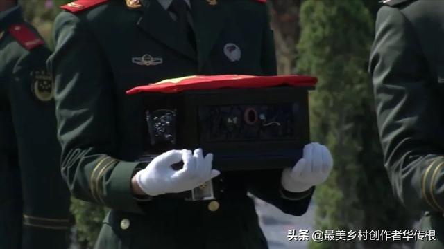 现场：礼兵起灵护送150名烈士迁葬