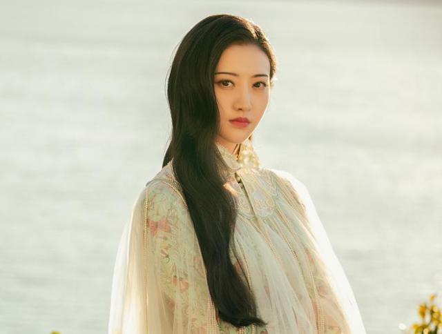 ���µĹ�װ���Ӿ�2020����(2021��������10�������磺��׸��������8����1������Ϊ��������)