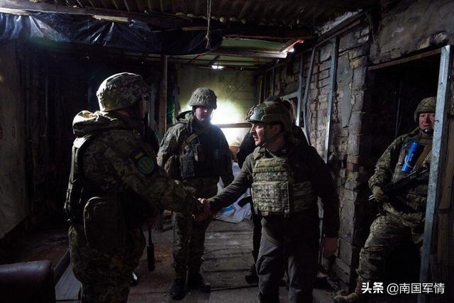 敢开伙吃饭，反坦克导弹就来了！亲俄民兵反攻，乌军前线损失惨重