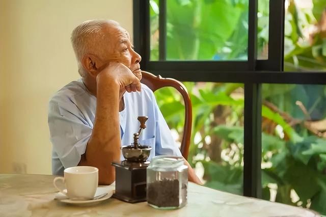 老人身上有一股“怪味”？医生：50岁后做好7件事，老了没味道