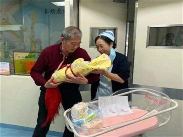 2019年67岁老太坚持产女：退休金足够养活，随后却带孩子直播带货