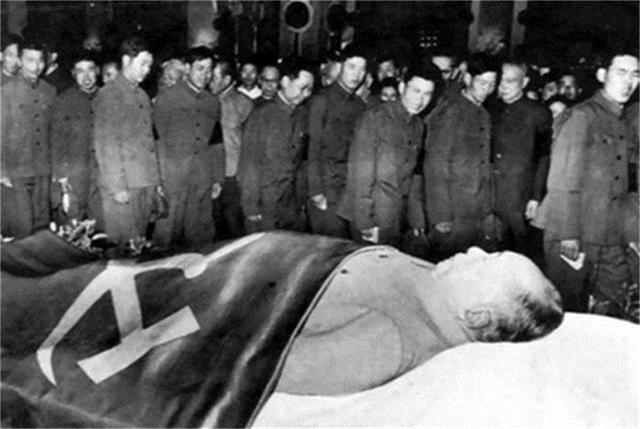 毛主席给钱学森递烟，钱学森准备接，主席突然收回笑道：自力更生