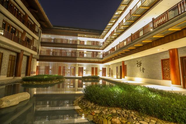 廣東旅行，發現一座禅修酒店，造型像古代宮殿，建築大有來頭