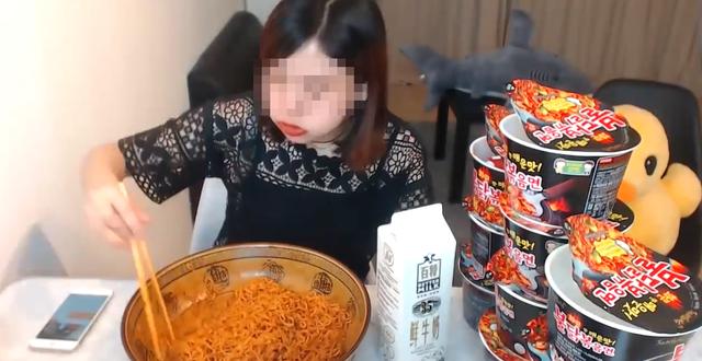 这种无底线奇葩吃播，终于被封杀