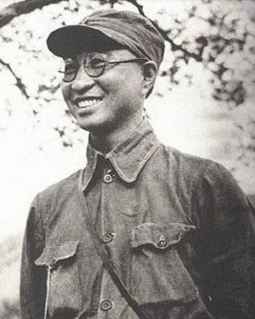2010年，陈赓子女要求将父亲陵墓迁出八宝山，中央批示：同意