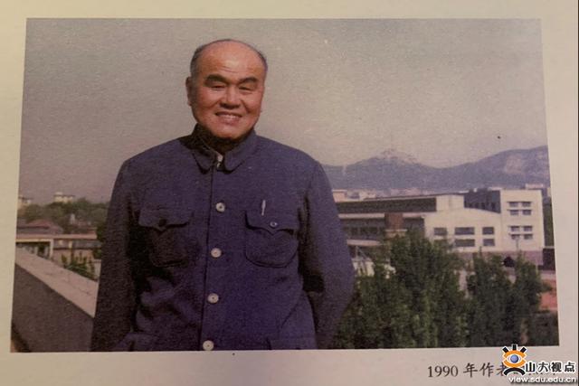 离休教师张新华家属向图书馆捐赠藏书