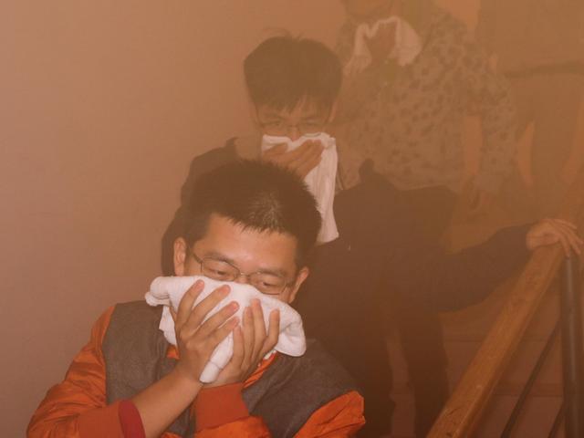 郑州34层高楼失火，“烟囱效应”太可怕，逃生该往上还是往下？
