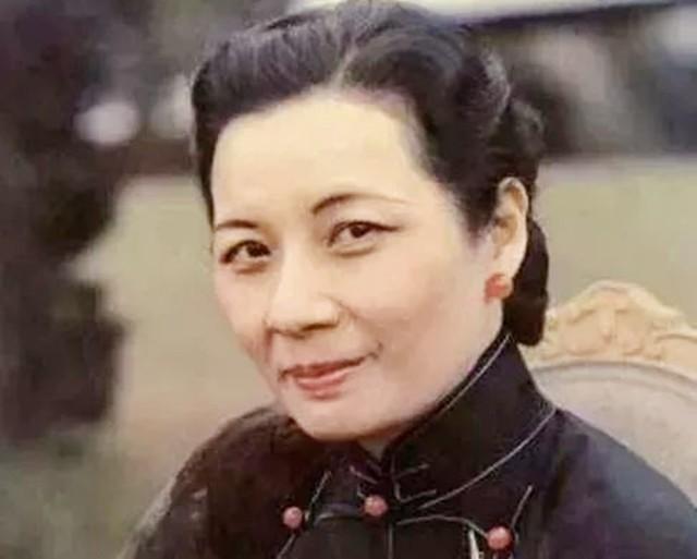 1975年蒋介石去世，宋美龄下令给蒋经国打镇静剂，现场无一人敢动